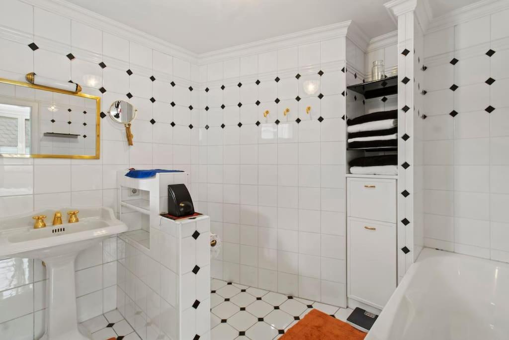 110 M2 3 Bedroom With Cathedral View Apartment