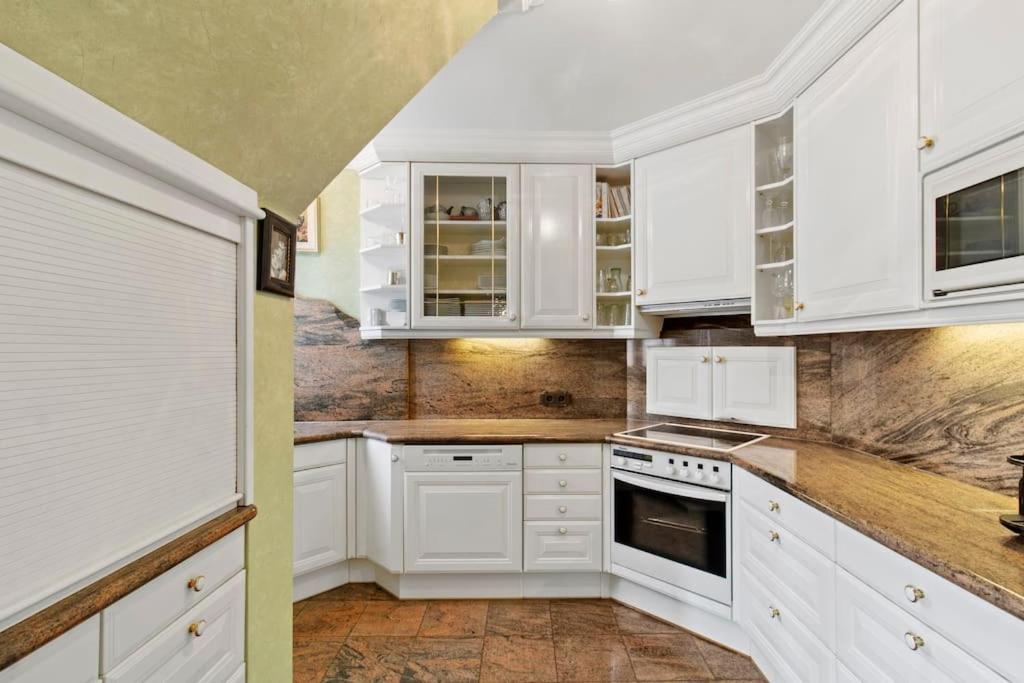 110 M2 3 Bedroom With Cathedral View Apartment